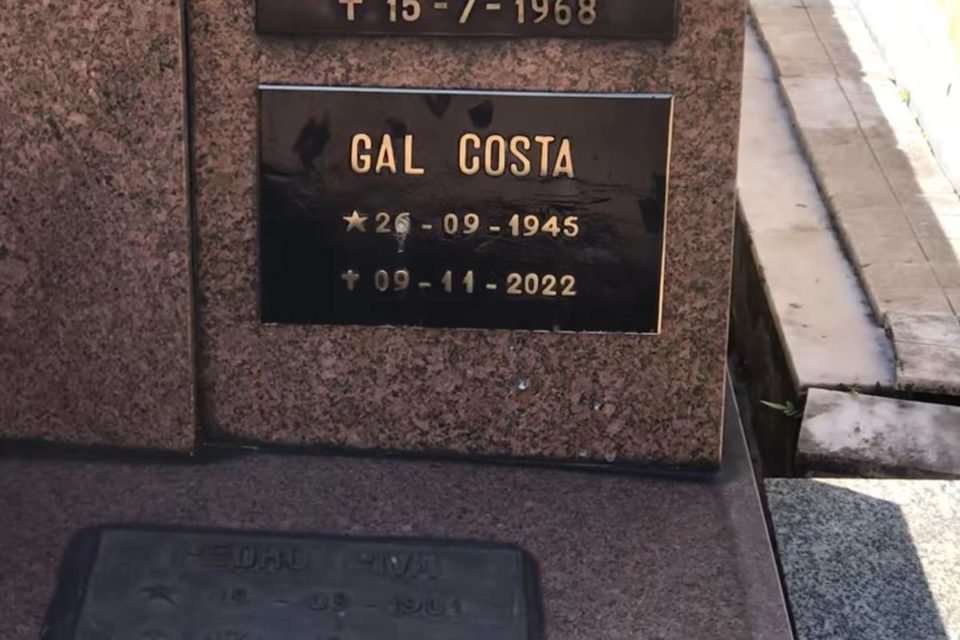 foto de placa escrito gal costa com as datas de nascimento e morte da cantora em tumulo - metrópoles