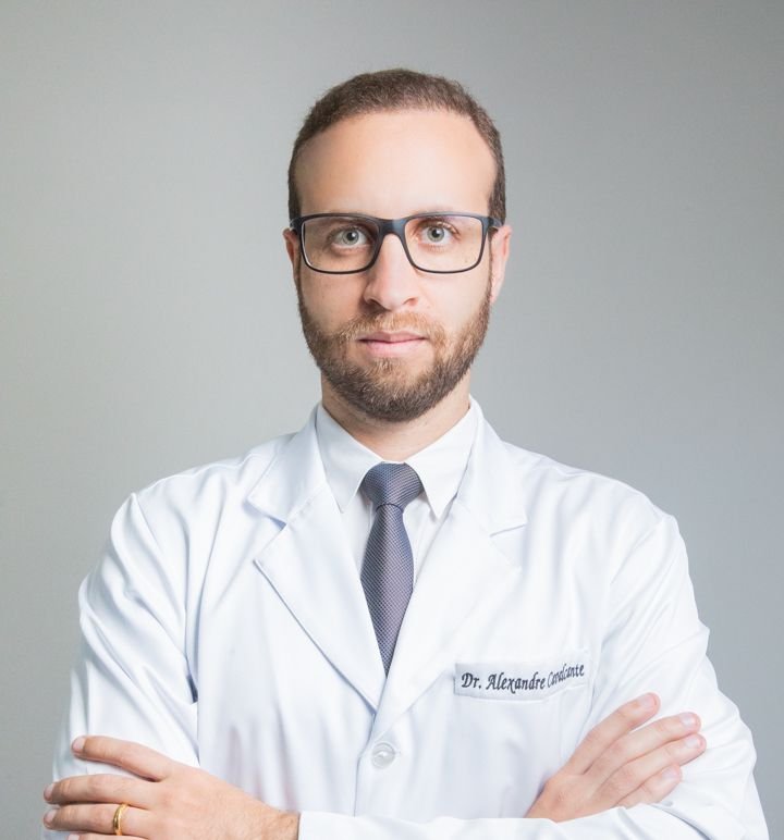 Homem com roupa de m&eacute;dico olhando de frente para a foto - Metr&oacute;poles