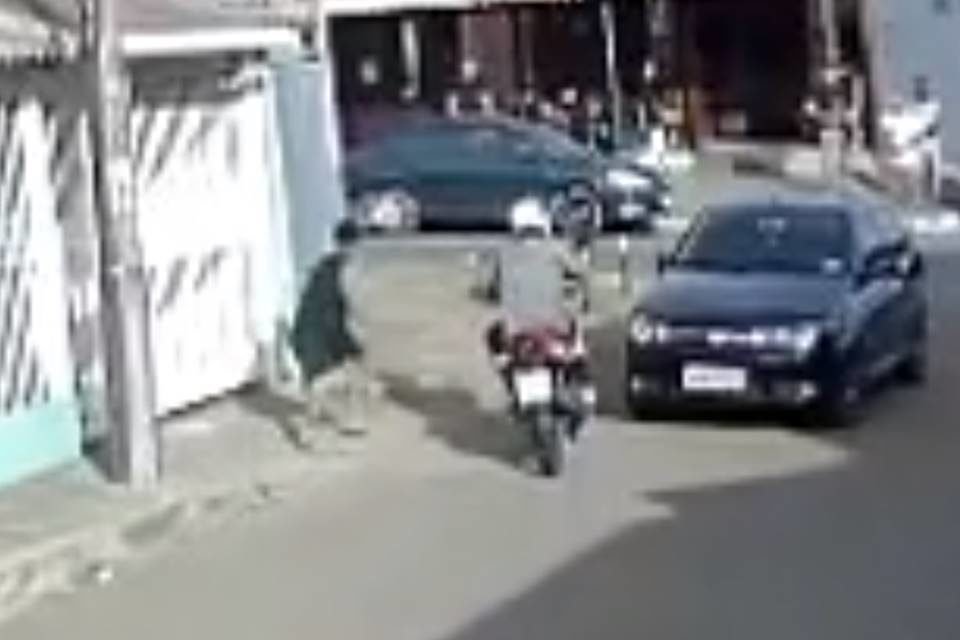 motociclista atropela torcedor do brasiliense no meio da rua