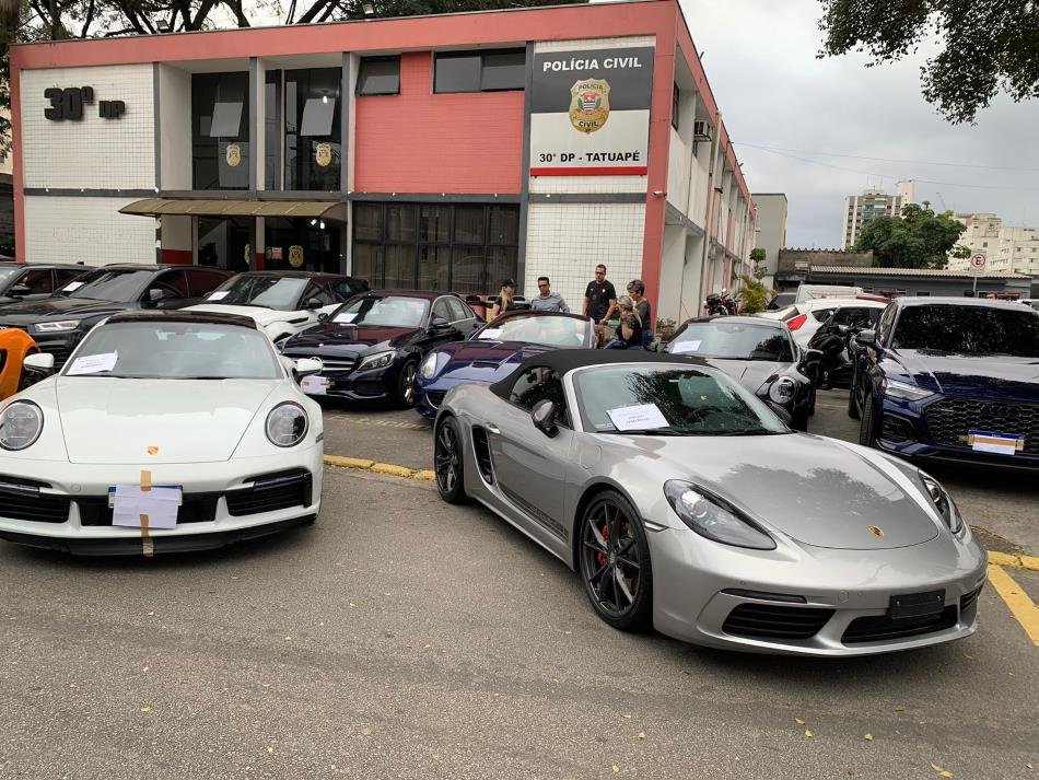 Imagem mostra carros de luxo em pátio de distrito policial em São Paulo - Metrópoles