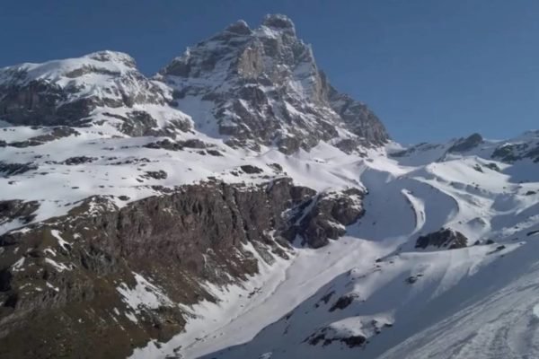 Imagem colorida de montanhas e neve nos Alpes suíços