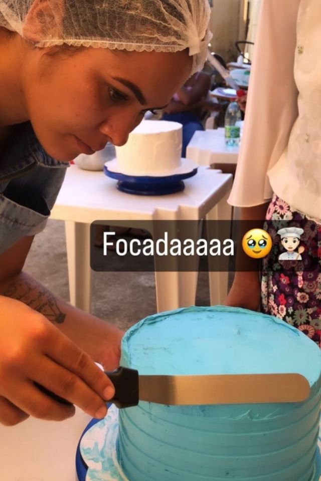 Confeiteira viraliza ao mostrar como conseguiu fazer bolo