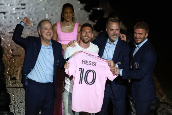 Imagem colorida de Messi ao lado dos proprietários do Inter Miami - Metrópoles