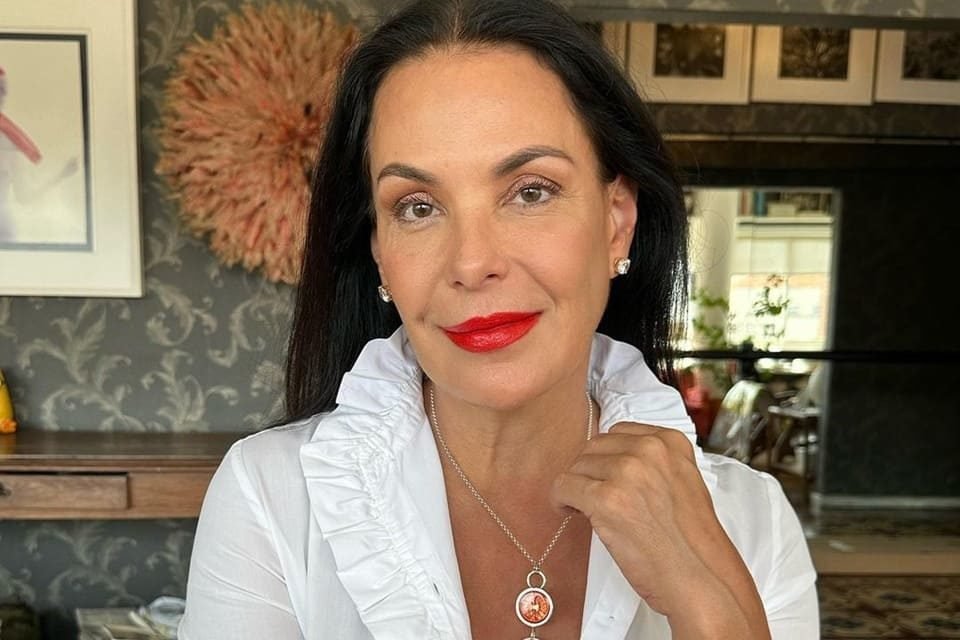 Carolina Ferraz usa blusa branca e batom vermelho- Metrópoles