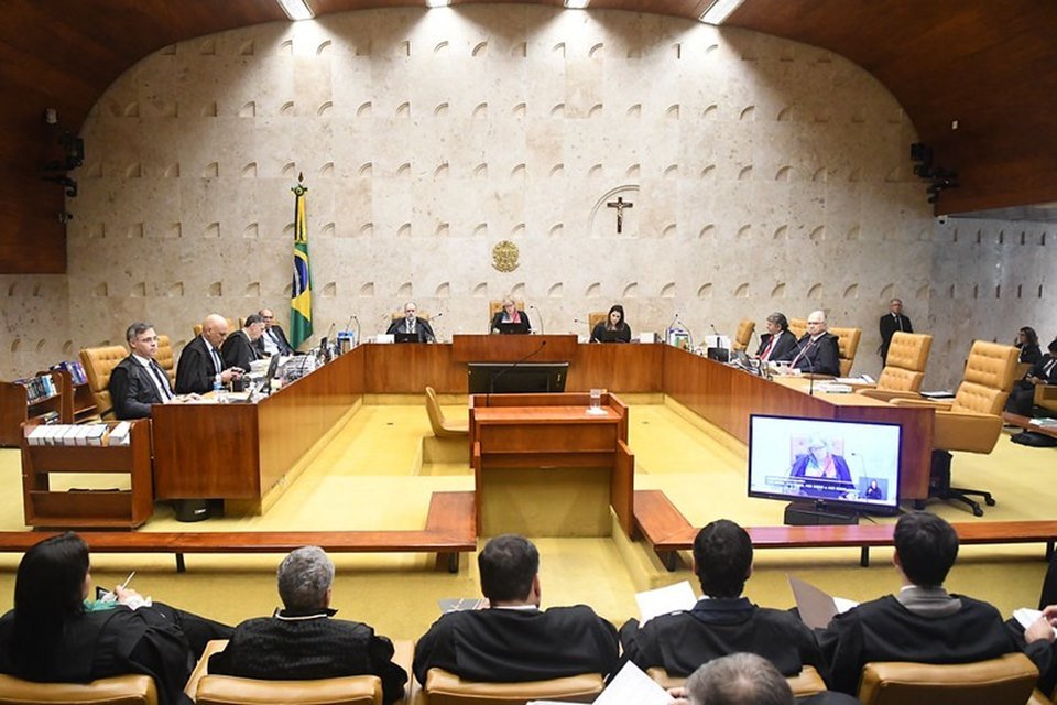 Imagem colorida do plenário do STF com ministros sentados em suas cadeiras, o carpete é dourado - Metrópoles