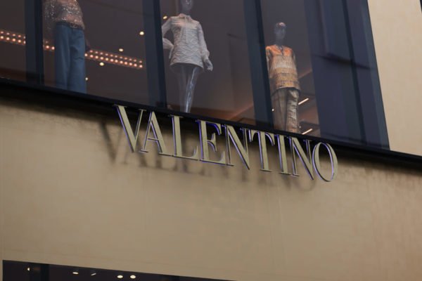 Imagem colorida mostra vitrine de loja com o logotipo da Valentino - Metrópoles