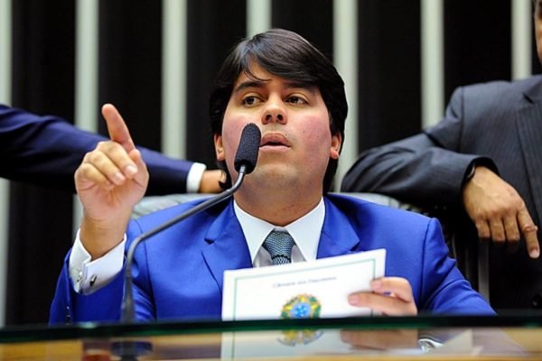 imagem colorida mostra deputado federal andré fufuca (pp) falando em frente ao microfone. ele usa terno azul, camisa branca e gravata e tem cabelos pretos e lisos e pele branca