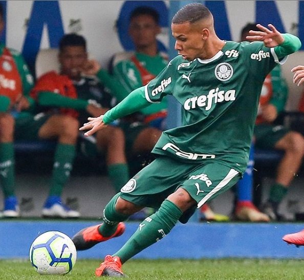 Vídeo: jogador do Palmeiras é exposto por garota de programa