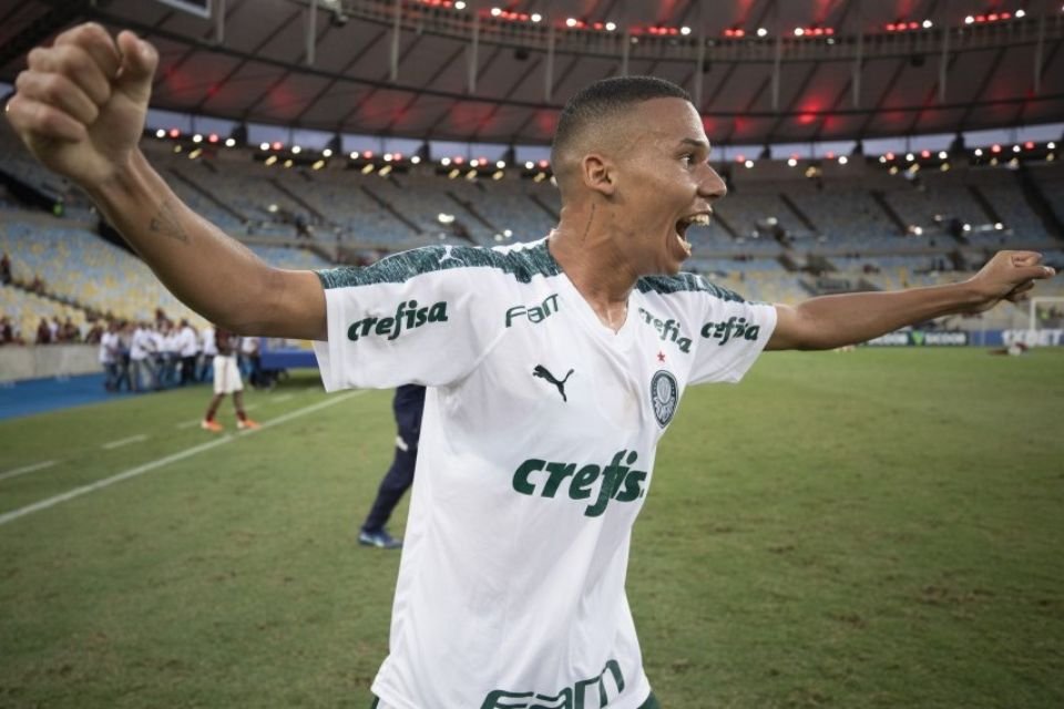 Vídeo: jogador do Palmeiras é exposto por garota de programa