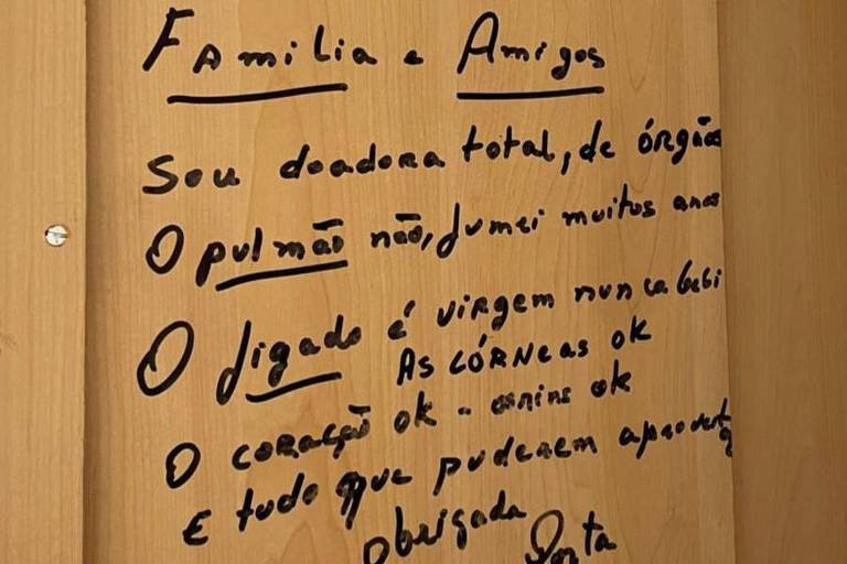 Foto mostra armário de madeira clara com uma inscrição manuscrita feita com marcador permanente - Metrópoles