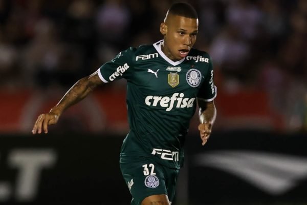 Vídeo: jogador do Palmeiras é exposto por garota de programa