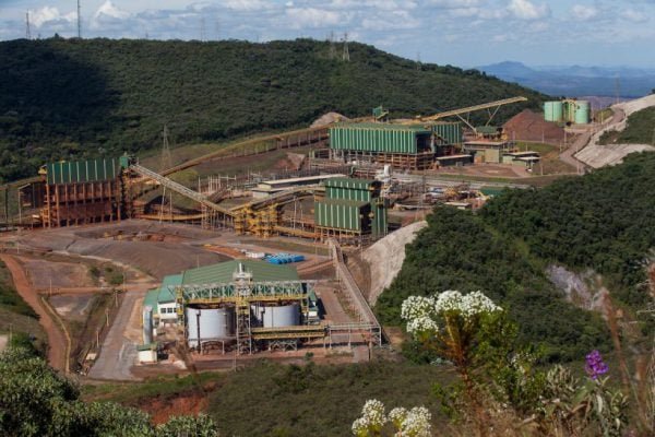Imagem mostra complexo industrial da Samarco rodeada por árvores - Metrópoles