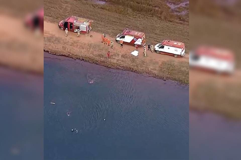 Imagem área dos bombeiros do DF tentando resgatar crianças em lagoa - Metrópoles