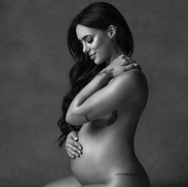 Foto preta e branca da modelo Bruna Biancardi em ensaio fotográfico mostrando a barriga de grávida - Metrópoles
