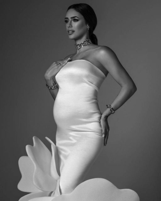 Foto preta e branca da modelo Bruna Biancardi em ensaio fotográfico da gravidez com vestido branco colado - Metrópoles
