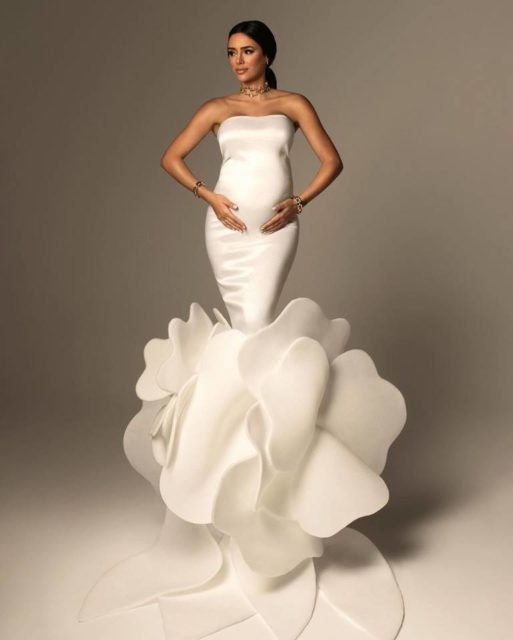 Foto colorida da modelo Bruna Biancardi em ensaio fotográfico da gravidez com vestido branco colado - Metrópoles