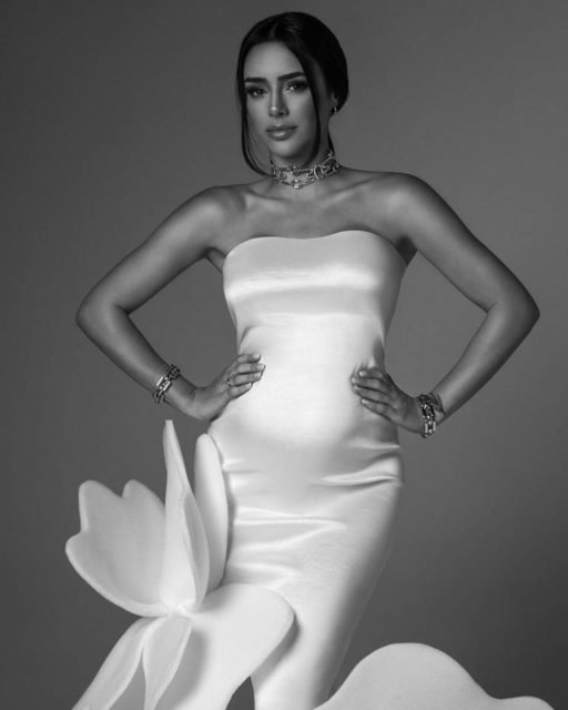 Foto preta e branca da modelo Bruna Biancardi em ensaio fotográfico da gravidez com vestido branco colado - Metrópoles