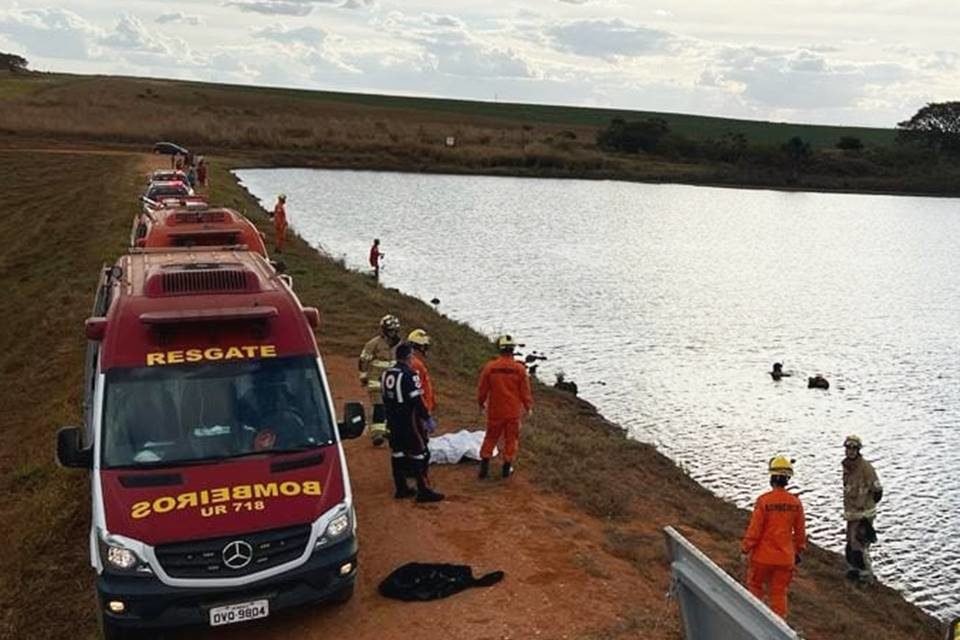 Corpo de bombeiros em atendimento a vítimas de afogamento no DF - Metrópoles