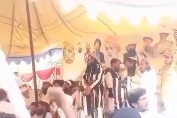 Captura de vídeo mostra o comício organizado poucos instantes antes da explosão no Paquistão