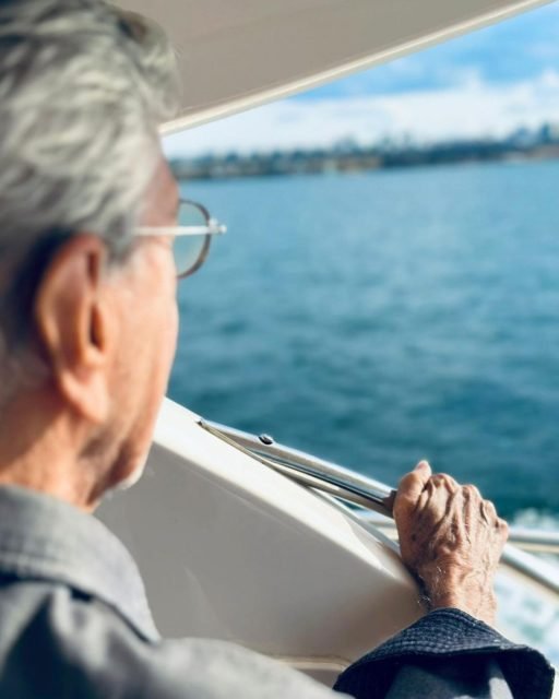 Caetano Veloso segura em casco de lancha durante passeio