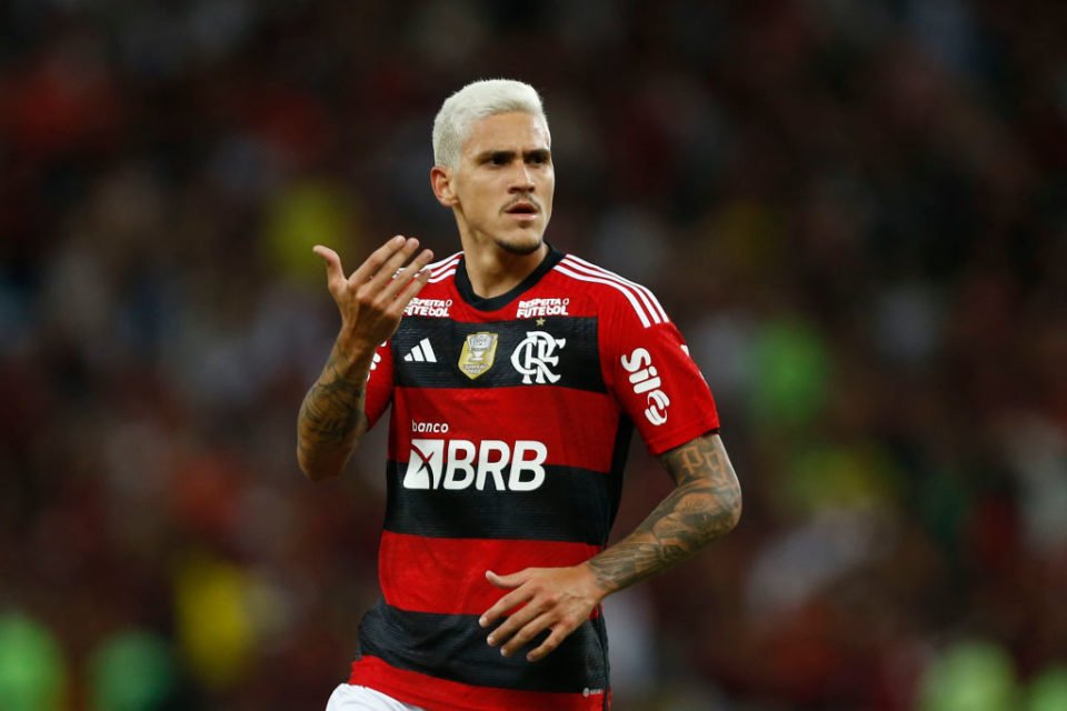 Imagem colorida do jogador Pedro com a camisa do Flamengo - Metrópoles