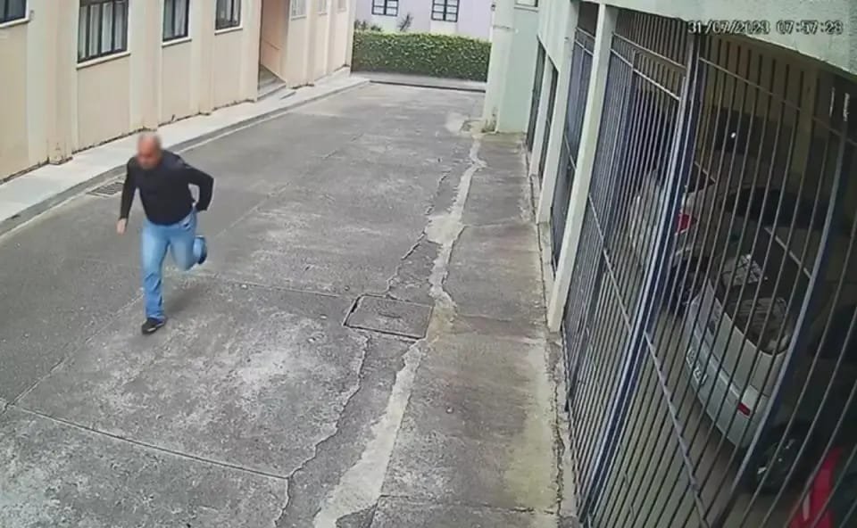 Imagem colorida de homem fugindo de condomínio após esfaquear a ex-mulher - Metrópoles