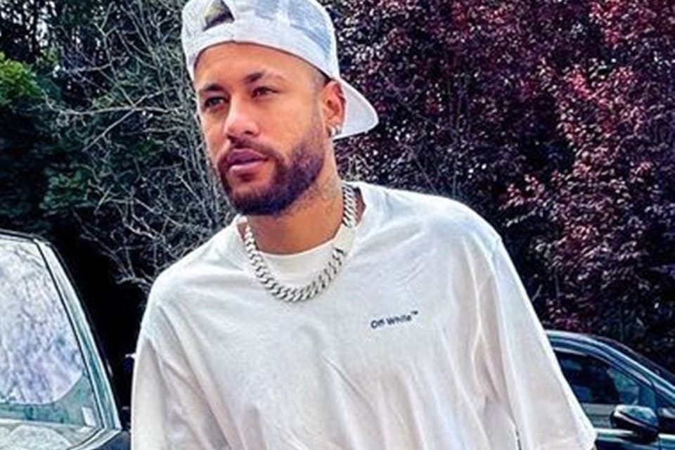 Neymar usa boné e blusa brancos - Metrópoles