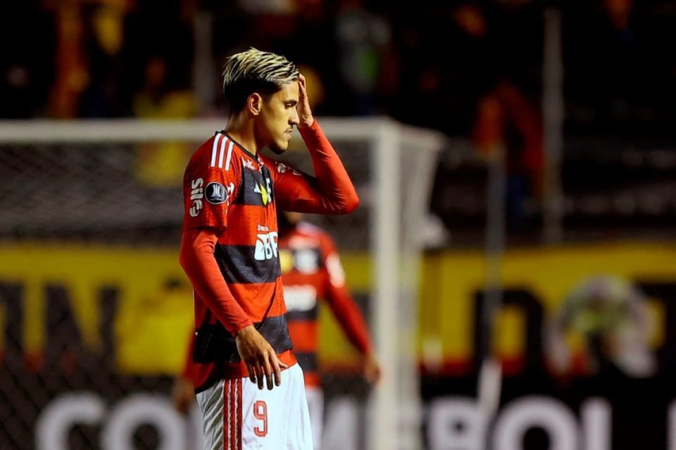 Pedro, atacante do Flamengo, lamenta finalização errada em jogo decisivo da Copa Libertadores - Metrópoles