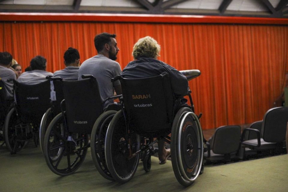 Pacientes e funcionários do Hospital Sarah, em Brasília, assitem ao show do cantor Caetano Veloso - Metrópoles