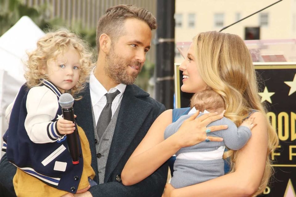 na imagem com cor, Blake Lively e Ryan Reynolds com os filhos - Metrópoles