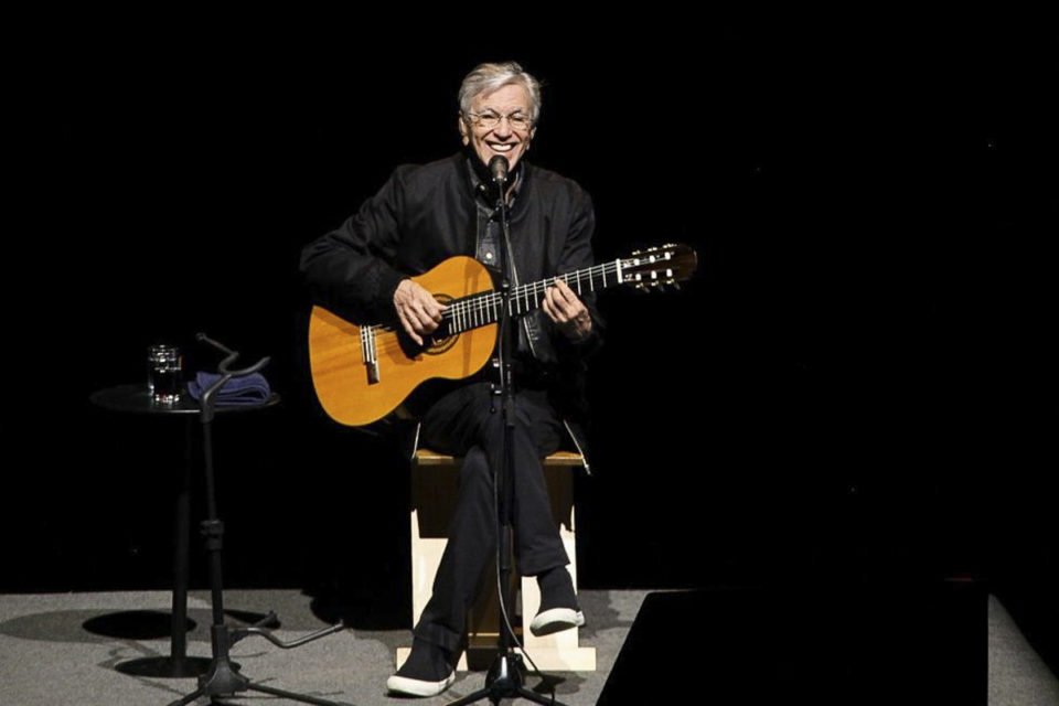 Cantor Caetano Veloso se apresenta para pacientes do Hospital Sarah, em Brasília - Metrópoles