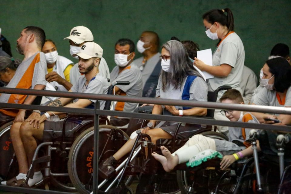 Pacientes e funcionários do Hospital Sarah, em Brasília, assitem ao show do cantor Caetano Veloso - Metrópoles