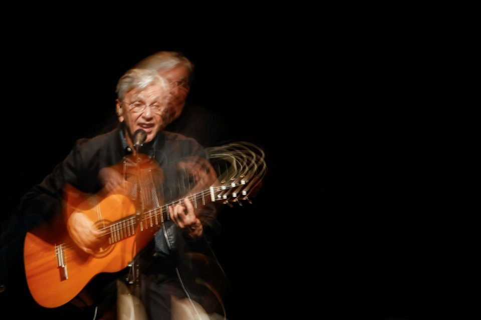 Cantor Caetano Veloso se apresenta para pacientes do Hospital Sarah, em Brasília - Metrópoles