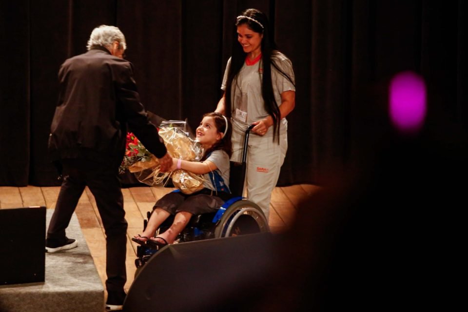Caetano Veloso recebe presente de pacientes do Hospital Sarah em brasília Metrópoles