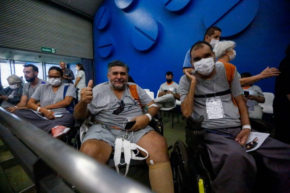 Pacientes e funcionários do Hospital Sarah, em Brasília, assitem ao show do cantor Caetano Veloso - Metrópoles