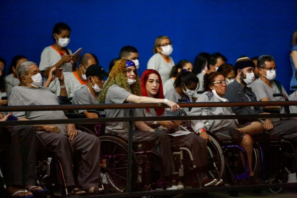 Pacientes e funcionários do Hospital Sarah, em Brasília, assitem ao show do cantor Caetano Veloso - Metrópoles