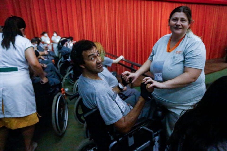 Pacientes e funcionários do Hospital Sarah, em Brasília, assitem ao show do cantor Caetano Veloso - Metrópoles
