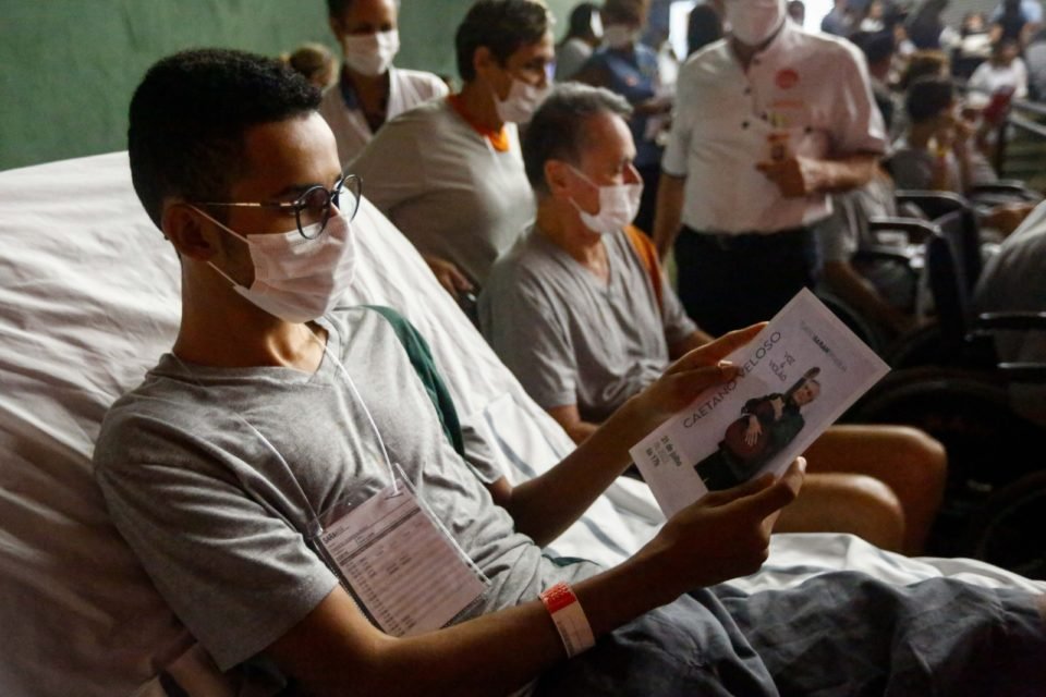 Pacientes e funcionários do Hospital Sarah, em Brasília, assitem ao show do cantor Caetano Veloso - Metrópoles