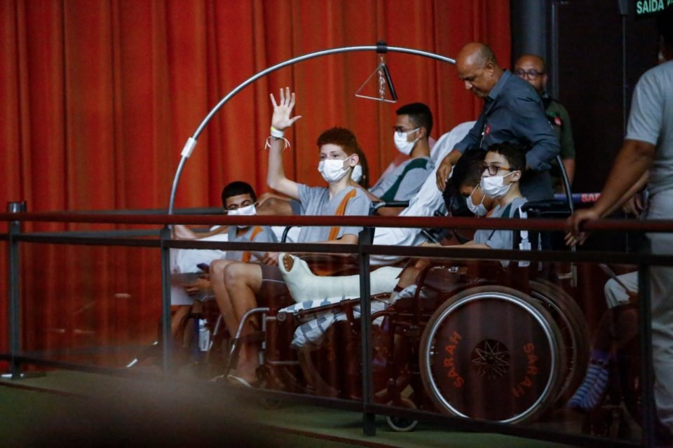 Pacientes e funcionários do Hospital Sarah, em Brasília, assitem ao show do cantor Caetano Veloso - Metrópoles