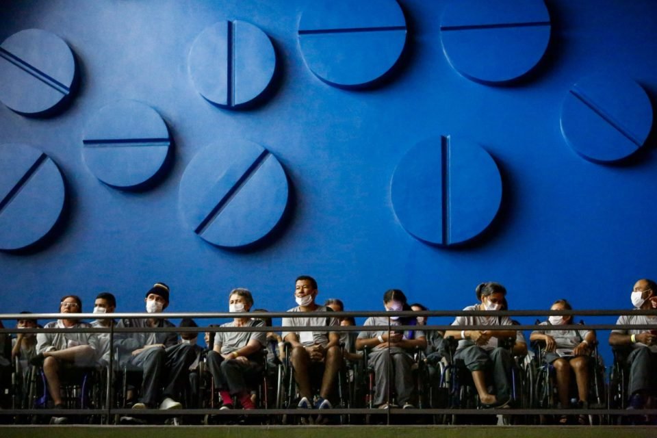 Pacientes e funcionários do Hospital Sarah, em Brasília, assitem ao show do cantor Caetano Veloso - Metrópoles