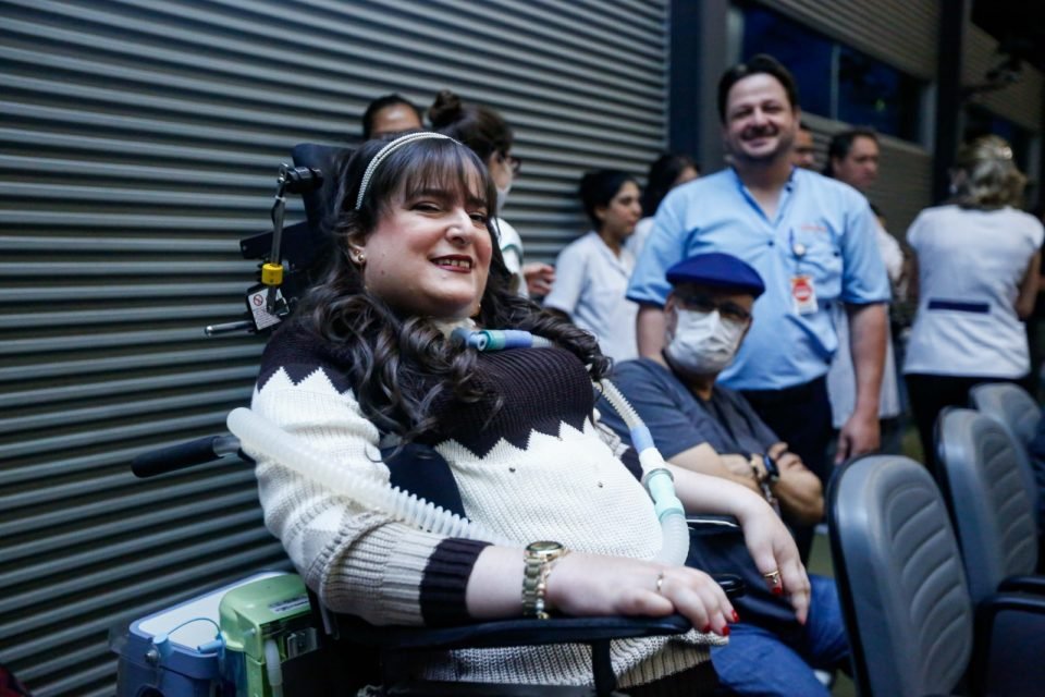 Personagem Letrusca Antunes durante show do Caetano - Metrópoles -