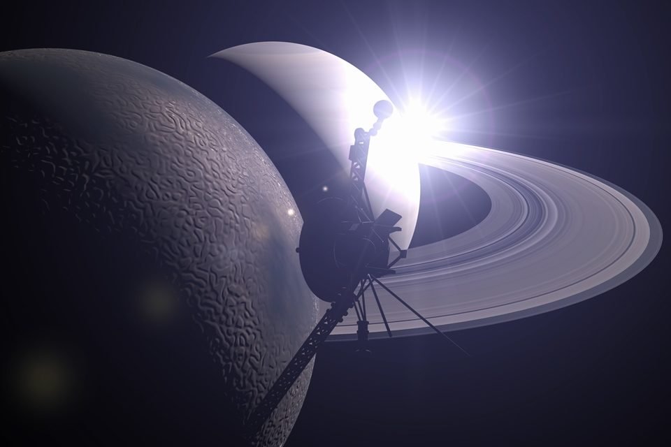 Imagem simulada da Voyager 2 passando por Saturno e a lua Titã - Metrópoles