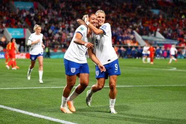 Copa do Mundo: Inglaterra goleia, Holanda vence no fim e