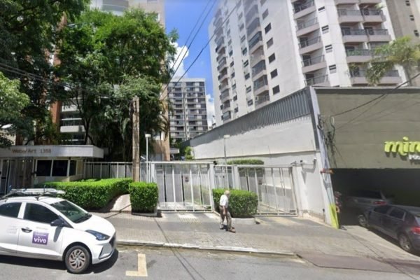 Rua Carlos Weber, em São Paulo. Na foto, carro branco parado em frente a prédio residencial