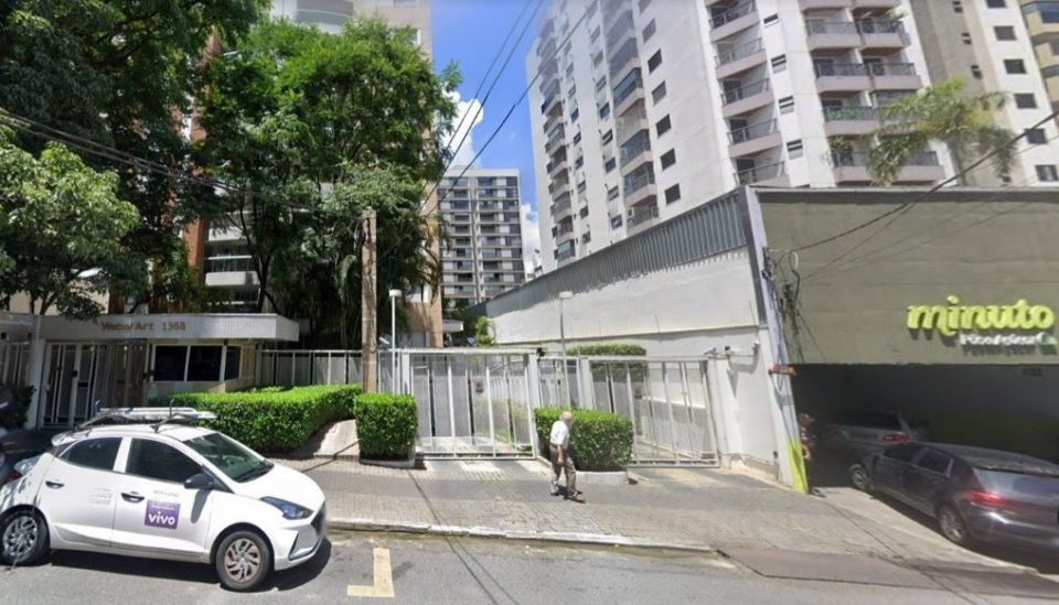 Rua Carlos Weber, em São Paulo. Na foto, carro branco parado em frente a prédio residencial