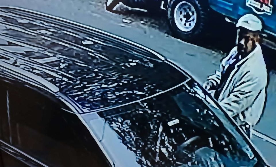 Imagens de câmeras de segurança mostram homem descendo de carro na frente de um prédio em SP