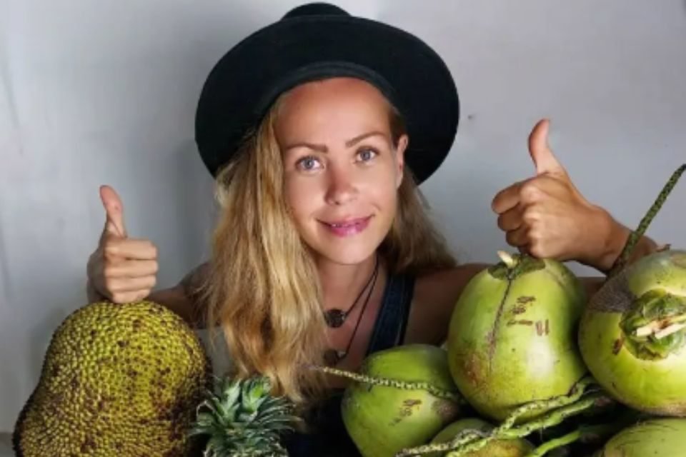 Na foto, uma mulher branca e vários cocos - Metrópoles