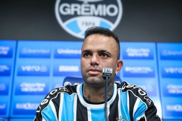 Luan fala em tom de despedida e exalta classificação do Grêmio