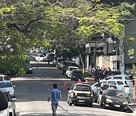 Carros da polícia se concentram no lado direito da imagem, próximos a um condomínio residencial - Metrópoles