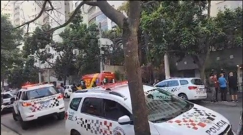 Viaturas da Polícia Militar estacionadas dos dois lados da Rua Carlos Weber - Metrópoles